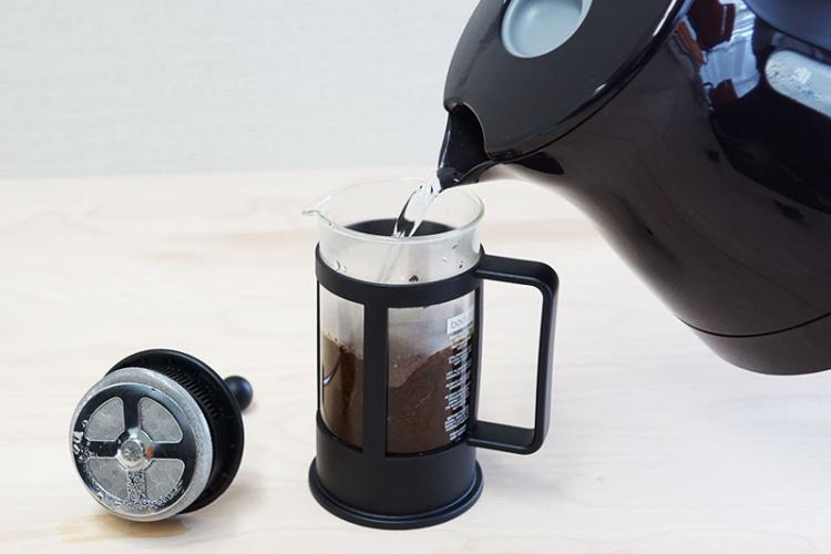 Put in a suitable amount of ground coffee and pour a suitable amount of hot water.