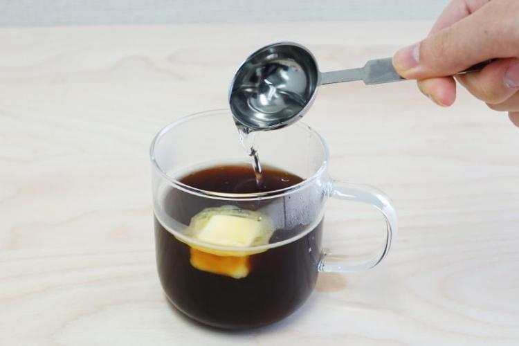 Pour MCT oil into the coffee.