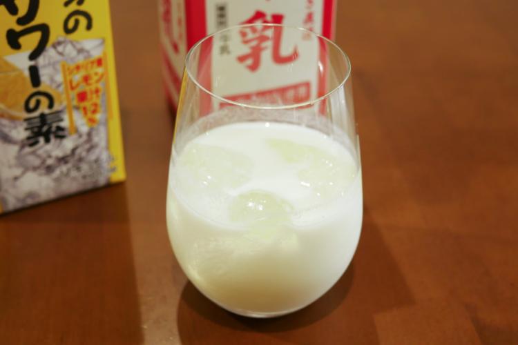 牛乳で割って一番おいしくなるお酒はどれ 牛乳割りチャレンジ イエノミスタイル 家飲みを楽しむ人の情報サイト