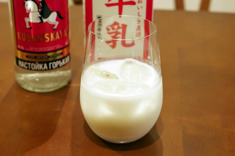 牛乳で割って一番おいしくなるお酒はどれ 牛乳割りチャレンジ イエノミスタイル 家飲みを楽しむ人の情報サイト