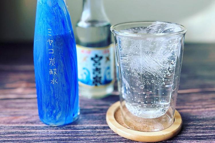 強引にグラスの水を飲む トップ