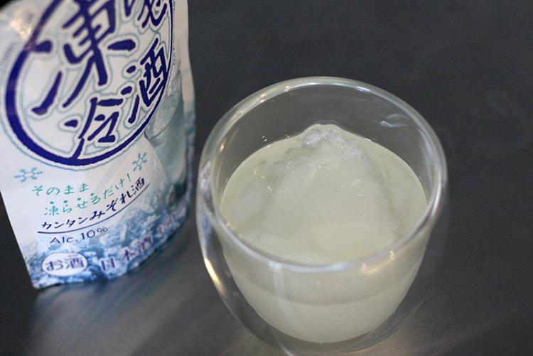 家飲みレモンサワーのニューフェイス！ 凍らせて楽しむレモンサワーを飲んでみた。 | イエノミスタイル 家飲みを楽しむ人の情報サイト